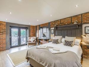 Ένα ή περισσότερα κρεβάτια σε δωμάτιο στο 3 Bed in Bamburgh 79249