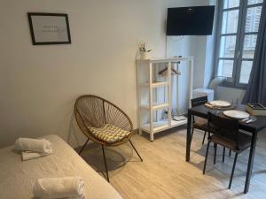 una camera con tavolo, sedia e tavolo e una stanza con di Pia - Studio 1er climatisé 2 pers ad Avignone