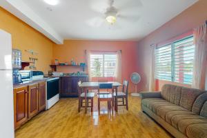 Kuchyň nebo kuchyňský kout v ubytování Spix's Macaw at De Real Macaw