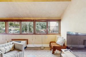 Una sala de estar con un sofá y algunas ventanas. en Tamarron Lodge #753, en Rockwood