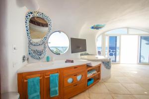 Μια τηλεόραση ή/και κέντρο ψυχαγωγίας στο Turtle Studio Retreat at Swan Villas -Gold Standard Certified +16 φωτογραφίες