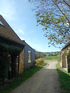 BazinghenにあるL'Échappée Verte - LE MONT DE LA LOUVEの家並み未舗装道路