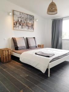 BazinghenにあるL'Échappée Verte - LE MONT DE LA LOUVEの部屋の中に大きなベッドがある寝室