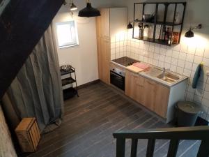 BazinghenにあるL'Échappée Verte - LE MONT DE LA LOUVEのシンクとコンロのある小さなキッチン +7枚の写真