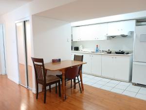 Η κουζίνα ή μικρή κουζίνα στο spacious and bright house