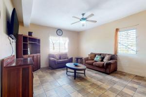 TV a/nebo společenská místnost v ubytování Military Macaw at De Real Macaw