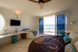 Un dormitorio con una cama y vista al mar. en Lion Fish Retreat at Swan Villas -Gold Standard Certified, en Maya Beach 15 fotos más
