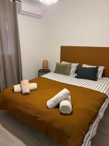 a bedroom with two towels on a large bed at Cala di mare in Saint-Florent