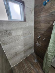 デュランゴにあるDowntown Durango, Ground Floor, Spacious and Comfortable Apartmentのシャワーと窓のあるバスルーム