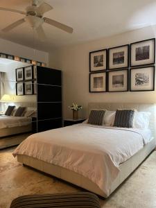 Un dormitorio con una cama grande con ventilador de techo. en Antiguo Dominican Bay, en Cuevas