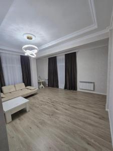 a large living room with a couch and a table at Sumqayıt, Mərkəzdə mənzil in Sumqayyt
