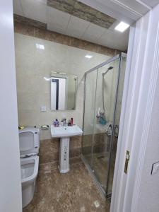 a bathroom with a toilet and a sink and a shower at Sumqayıt, Mərkəzdə mənzil in Sumqayyt