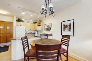 eine Küche und ein Esszimmer mit Tisch und Stühlen in der Unterkunft Silvermill Lodge 8295 in Snake River Health Services Incorporated Heliport