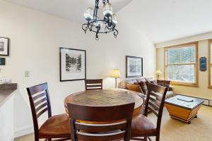 ein Esszimmer und ein Wohnzimmer mit Tisch und Stühlen in der Unterkunft Silvermill Lodge 8295 in Snake River Health Services Incorporated Heliport