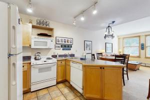 eine Küche mit weißen Geräten und ein Esszimmer in der Unterkunft Silvermill Lodge 8295 in Snake River Health Services Incorporated Heliport + 42 Fotos
