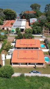 una vista sul soffitto di un edificio con tetti arancioni di Pousada e Marina Pesca Tucuna a Presidente Epitácio