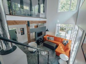 an overhead view of a living room with an orange couch at Cottage 67 des Cervidés in Eastman +20 photos