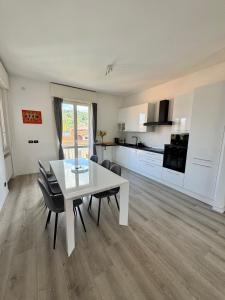 Una cocina o cocineta en Lake Como & Alps ski Stay for Family or Business near Milan Olympics, Monza, Lecco