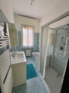 Un baño de Lake Como & Alps ski Stay for Family or Business near Milan Olympics, Monza, Lecco