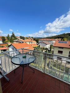 Un balcón o terraza en Lake Como & Alps ski Stay for Family or Business near Milan Olympics, Monza, Lecco