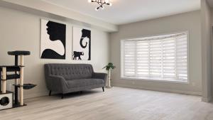 Una sala de estar con una silla y una ventana. en Modern Room with En Suite Bath Yonge Finch Sub, en Toronto