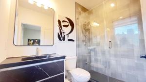 Un baño con inodoro, lavabo y ducha. en Modern Room with En Suite Bath Yonge Finch Sub, en Toronto