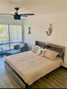 OCEANS 735 of DEERFIELD BEACH في ديرفيلد بيتش: غرفة نوم بها سرير ومروحة سقف +42 صورة