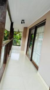 an empty hallway of a building with windows at Chalé em Ilhabela 02 in Ilhabela