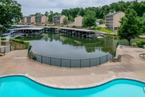 Una vista aérea de una piscina en un resort. en Waterfront Balcony! Condo on Lake of the Ozarks, en Four Seasons