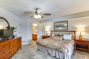 Un dormitorio con una cama y un televisor de pantalla plana. en Waterfront Balcony! Condo on Lake of the Ozarks, en Four Seasons 25 fotos más