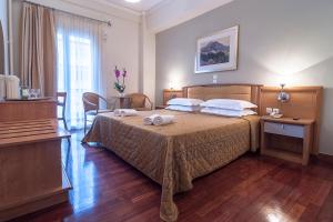アテネにあるアレス アーセンズ ホテルのベッドルーム1室(ベッド1台、タオル2枚付)