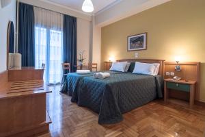 une chambre d'hôtel avec un lit et une télévision dans l'établissement Ares Athens Hotel, à Athènes