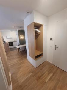 a living room with a kitchen and a dining room at StyLE Apartment - perfekt für Messe, Flughafen, S-City in Leinfelden-Echterdingen +20 photos