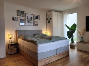 a bedroom with a large bed in a room at StyLE Apartment - perfekt für Messe, Flughafen, S-City in Leinfelden-Echterdingen