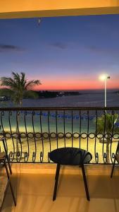 a balcony with a view of the beach at sunset at شاليه La veranda in Durat  Alarous