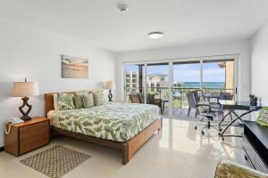 Postel nebo postele na pokoji v ubytování Beachfront -Bella Vista Penthouse 2BR condo - E523 + 50 fotografií