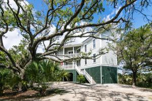 una casa en la playa con árboles en Tequila Sunset, en Edisto