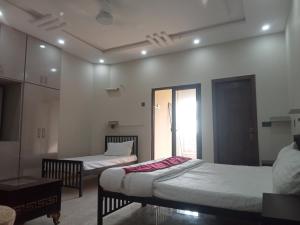 Postel nebo postele na pokoji v ubytování Family Guest House Rooms For Rent + 8 fotografií