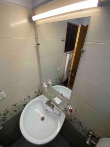 Vannituba majutusasutuses The Luxury Condo 2BHK