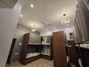 een kamer met stapelbedden bij Green Olive in Lucknow