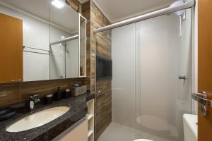 ein Badezimmer mit Waschbecken und Glasdusche in der Unterkunft Flat de luxo no Monte Castelo - by Haus in Bezerros + 20 Fotos