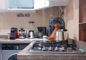 Køkken eller tekøkken på Appartement Proche Plage avec Parking & Wi-Fi