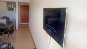 a wall with a television in a room at Colina Garden departamento in Victoria