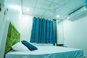 Ένα ή περισσότερα κρεβάτια σε δωμάτιο στο Maneva Comforts +1 φωτογραφίες