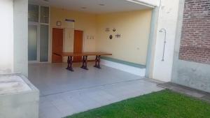 an empty hallway with a wooden bench in a building at Colina Garden departamento in Victoria +1 photo