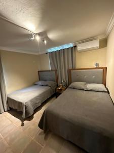 une chambre avec deux lits et une fenêtre dans l'établissement Downtown Cancun Accommodation, à Cancún