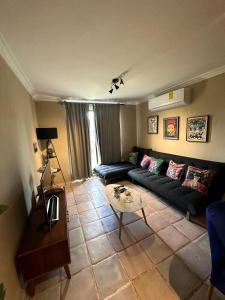 un salon avec un canapé et une table dans l'établissement Downtown Cancun Accommodation, à Cancún