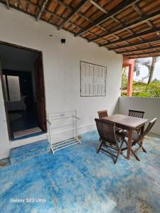 a dining room with a table and two chairs at Casa Ébano Brasileiro in Porto Seguro