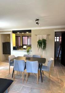 une salle à manger avec une table et des chaises dans l'établissement Downtown Cancun Accommodation, à Cancún