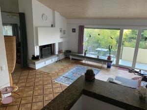 un grand salon avec une cheminée et une table dans l'établissement Duplex Loft Apartment, à Evilard